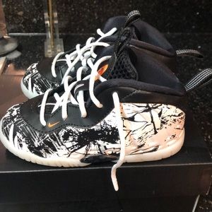*worn once* NIKE BOYS LITTLE POSITE SHOES